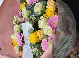 Bouquet de fleurs déposé avec tendresse chez la maman Yvette pour célébrer l’anniversaire de Véronique Gouwy